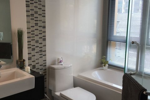 Кондоминиум с 2 спальнями в Клонг Тоэй, Бангкок, Таиланд № 162068 - фото 11