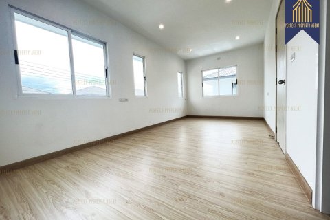 House in Pathum Thani, Thailand 4 bedrooms № 159219 - photo 7