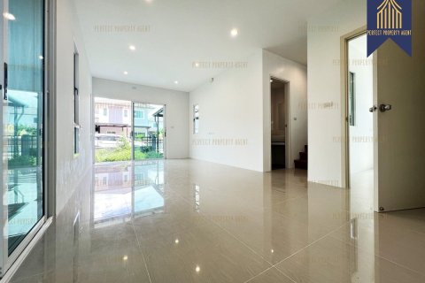 House in Pathum Thani, Thailand 4 bedrooms № 159219 - photo 17