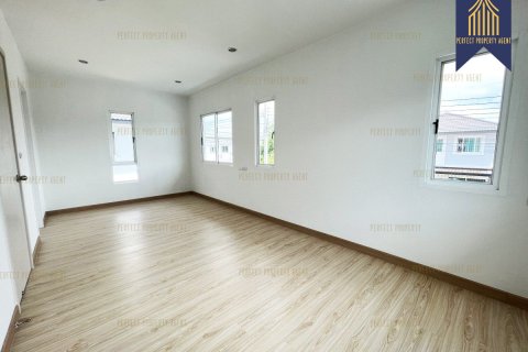 House in Pathum Thani, Thailand 4 bedrooms № 159219 - photo 8
