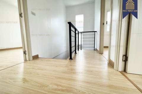 House in Pathum Thani, Thailand 4 bedrooms № 159219 - photo 6