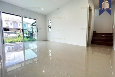 House in Pathum Thani, Thailand 4 bedrooms № 159219 - photo 4