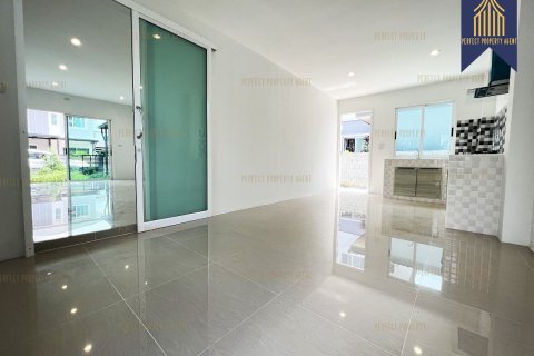 House in Pathum Thani, Thailand 4 bedrooms № 159219 - photo 5