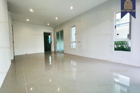 House in Pathum Thani, Thailand 4 bedrooms № 159219 - photo 2