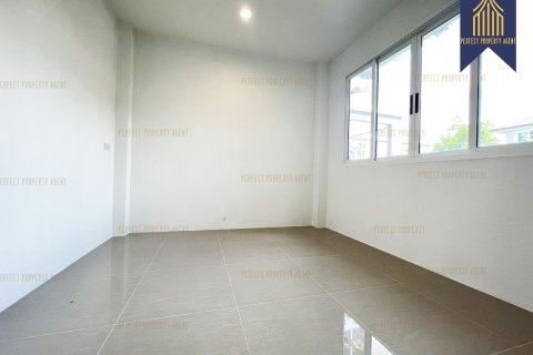 House in Pathum Thani, Thailand 4 bedrooms № 159219 - photo 18