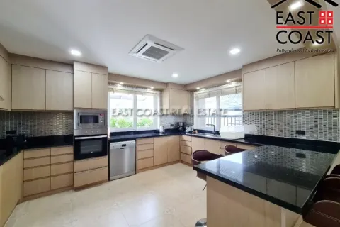 Casa de 4 dormitorios en Pattaya, Tailandia № 213190 - foto 3