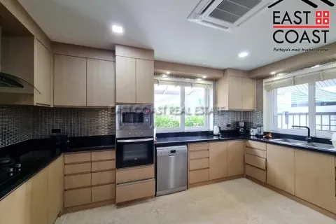 Casa de 4 dormitorios en Pattaya, Tailandia № 213190 - foto 4