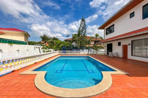 House in Pattaya, Thailand 4 bedrooms № 196621 - photo 5