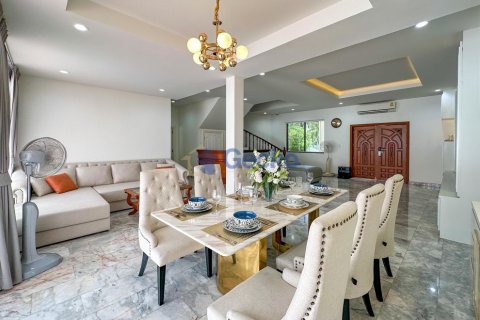 House in Pattaya, Thailand 4 bedrooms № 196621 - photo 15