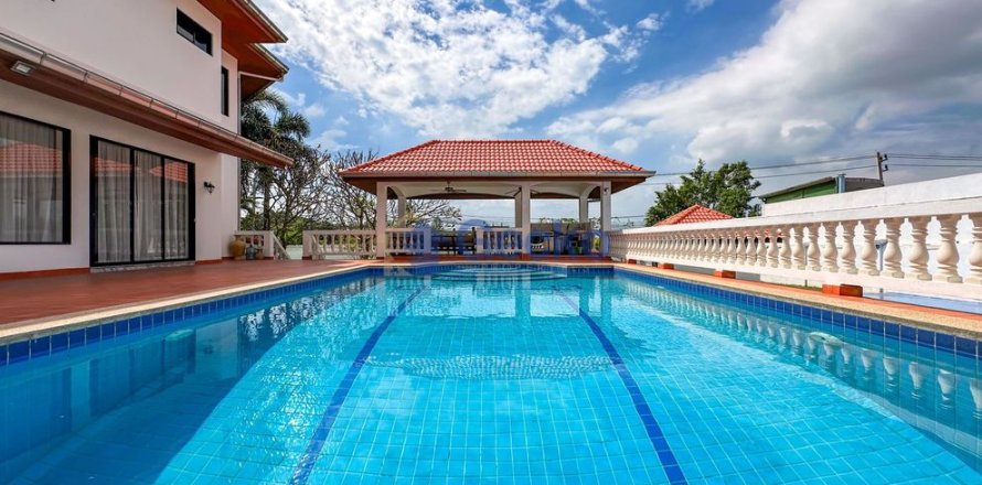 House in Pattaya, Thailand 4 bedrooms № 196621
