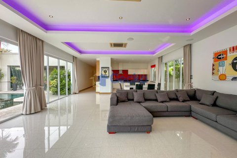 House in Pattaya, Thailand 3 bedrooms № 196619 - photo 13