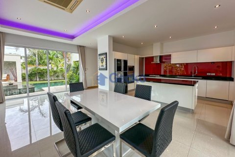 House in Pattaya, Thailand 3 bedrooms № 196619 - photo 16
