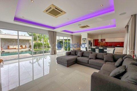 House in Pattaya, Thailand 3 bedrooms № 196619 - photo 12