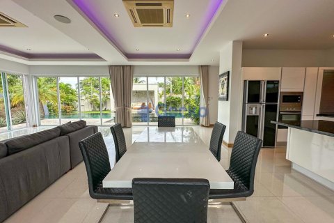 House in Pattaya, Thailand 3 bedrooms № 196619 - photo 15