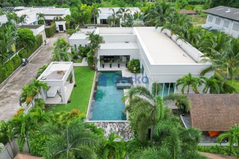 House in Pattaya, Thailand 3 bedrooms № 196619 - photo 30