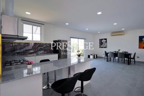 House in Pattaya, Thailand 6 bedrooms № 233248 - photo 11