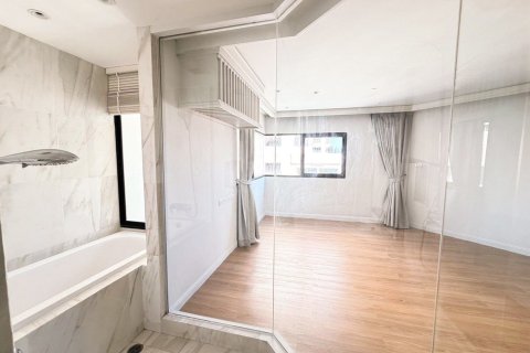 Studio in the Condo in Sathon, Bangkok, Thailand  № 158069 - photo 6