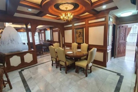 Condo in Bangkok, Thailand, 3 bedrooms  № 114427 - photo 4