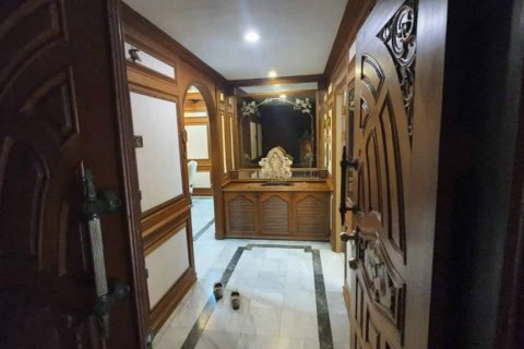 Condo in Bangkok, Thailand, 3 bedrooms  № 114427 - photo 9