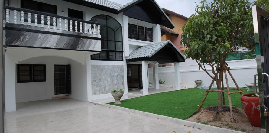 House in Pattaya, Thailand 3 bedrooms № 172085