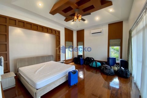 House in Pattaya, Thailand 5 bedrooms № 196638 - photo 24
