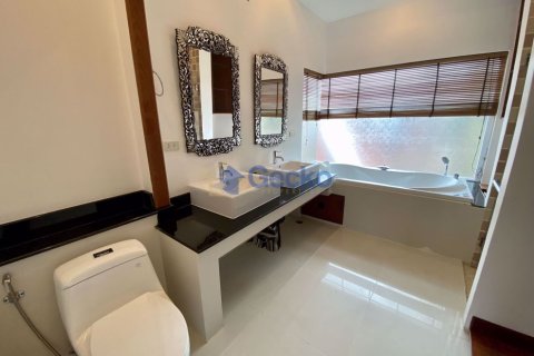 House in Pattaya, Thailand 5 bedrooms № 196638 - photo 23