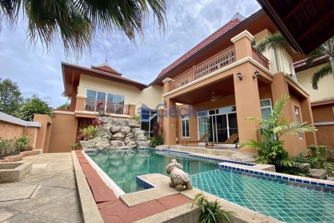 House in Pattaya, Thailand 5 bedrooms № 196638 - photo 4