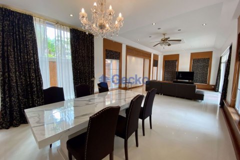 House in Pattaya, Thailand 5 bedrooms № 196638 - photo 10