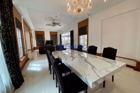 House in Pattaya, Thailand 5 bedrooms № 196638 - photo 11