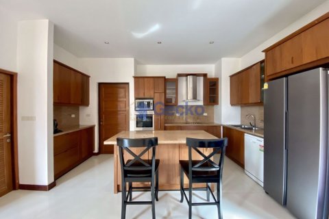 House in Pattaya, Thailand 5 bedrooms № 196638 - photo 12
