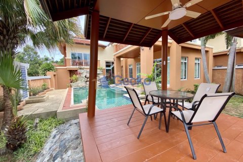 House in Pattaya, Thailand 5 bedrooms № 196638 - photo 2