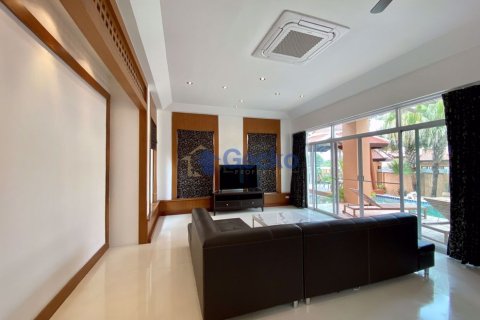 House in Pattaya, Thailand 5 bedrooms № 196638 - photo 9