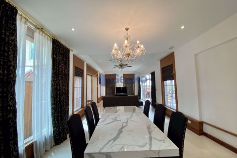 House in Pattaya, Thailand 5 bedrooms № 196638 - photo 8