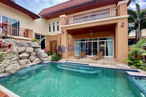 House in Pattaya, Thailand 5 bedrooms № 196638