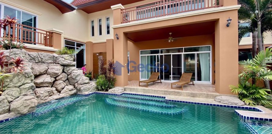 House in Pattaya, Thailand 5 bedrooms № 196638