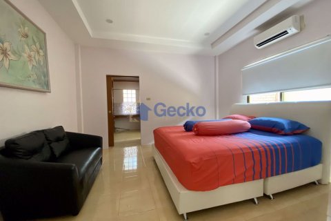 House in Pattaya, Thailand 3 bedrooms № 196634 - photo 21