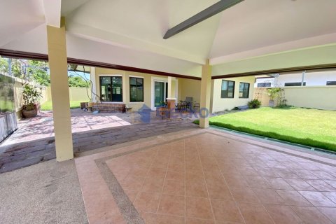 House in Pattaya, Thailand 3 bedrooms № 196634 - photo 4