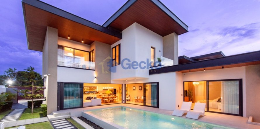 House in Pattaya, Thailand 4 bedrooms № 196636