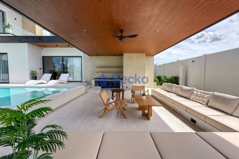 House in Pattaya, Thailand 4 bedrooms № 196636 - photo 4
