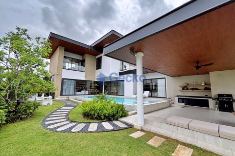 House in Pattaya, Thailand 4 bedrooms № 196636 - photo 2