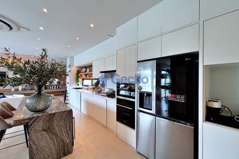 House in Pattaya, Thailand 4 bedrooms № 196636 - photo 13