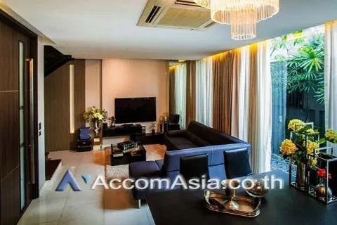 Casa de 4 dormitorios en Watthana, Bangkok, Tailandia № 215362