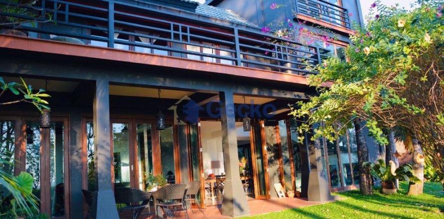 House in Pattaya, Thailand 5 bedrooms № 196890