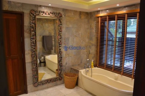 House in Pattaya, Thailand 5 bedrooms № 196890 - photo 13