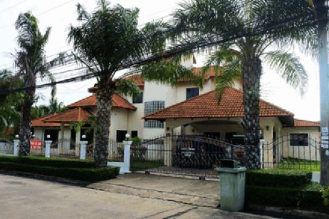House in Pattaya, Thailand 5 bedrooms № 193442