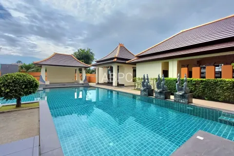 Casa de 5 dormitorios en Pattaya, Tailandia № 211060 - foto 2