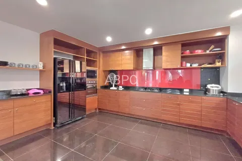 Casa de 5 dormitorios en Pattaya, Tailandia № 211060 - foto 3