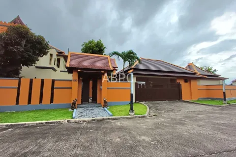 Casa de 5 dormitorios en Pattaya, Tailandia № 211060 - foto 15