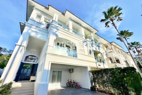 House in Pattaya, Thailand 5 bedrooms № 197863