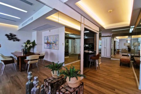 Condo in Bangkok, Thailand, 3 bedrooms  № 180880 - photo 2